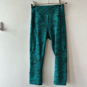 Lululemon size 4 Teal & Black Patterened Cropped Leggings